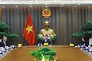 Prime Minister Le Minh Hung (centre) holds high-level phone talks with his Dutch counterpart Rob Jetten on August 11. (Photo: VNA)