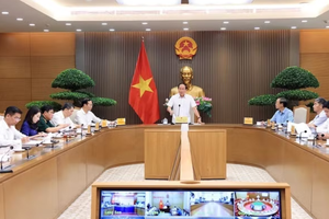 Deputy Prime Minister Le Tien Chau chairs the meeting of the Steering Committee for building inter-level boarding schools in border communes on August 14. (Photo: VNA)