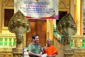 The A02 leader presents gifts to the chief monk of a Khmer pagoda in Ngai Tu Commune, Vinh Long Province. (Photo: SGGP)