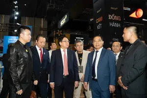 Deputy Prime Minister Ho Quoc Dung (3rd, L), Chairman of the Ho Chi Minh City People’s Committee Nguyen Van Duoc (2nd, R), and other delegates visit exhibition booths at Conviction 2026. (Photo: SGGP)