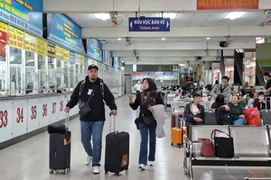 The former Mien Dong (Eastern) Bus Station is always crowded with passengers during holidays. (Photo: SGGP)