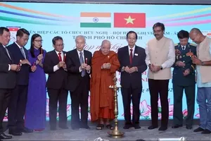 Delegates perform the traditional Indian lamp-lighting ceremony. (Photo: QDND)