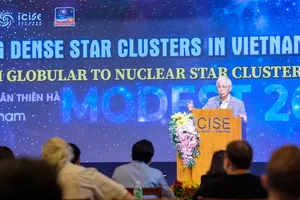 Prof. Tran Thanh Van, President of the Rencontres du Vietnam Association, speaks at the event. (Photo: SGGP)