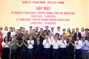 General Secretary of the Communist Party of Vietnam Central Committee and President To Lam and officials pose for a group photo at the gathering on August 17. (Photo: VNA)