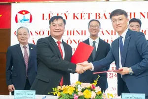 Ho Chi Minh City Department of Finance Director Hoang Vu Thanh (L) and LH CEO sign a memorandum of understanding on cooperation. (Photo: SGGP)