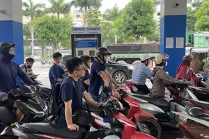 People refuel at a petrol station in Hanoi. (Photo: SGGP)