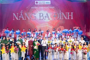 National Assembly Chairman Tran Thanh Man congratulates the artists participating in the “Ba Dinh Sunshine” program. (Photo: SGGP)