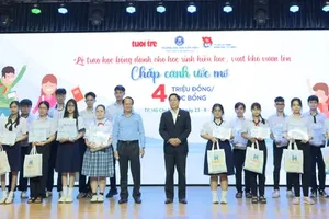 Organizers present scholarships to disadvantaged students who have overcome hardship. (Photo: SGGP)