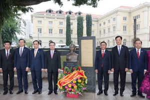 Politburo member and Standing member of the Communist Party of Vietnam (CPV) Central Committee’s Secretariat Tran Cam Tu (4th from right) and the high-ranking CPV delegation in a group photo next to the statue and memorial plaque dedicated to President Ho Chi Minh within the campus of the Asian Civilisations Museum in Singapore on August 24, 2026. (Photo: VNA)