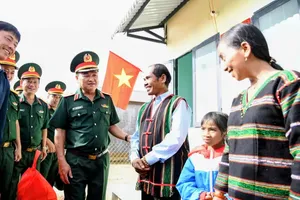 Lieutenant General Tran Vinh Ngoc and the delegation visit and present gifts to households at the residential area adjacent to the border militia post in Quang Truc Commune.