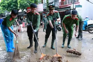 Authorities assist local residents in clearing mud and debris from flooded areas as floodwaters gradually recede on August 24. (Photo: Lang Son Provincial Police)