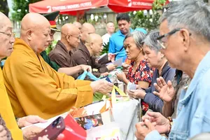 Local residents receive thoughtful gifts from pagodas and local authorities during the Vu Lan season, a time for expressing filial gratitude. (Photo: SGGP)