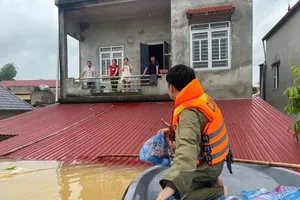 Authorities use boats to reach flooded areas and deliver essential supplies to residents in Trang Dinh Commune, Lang Son Province. (Photo: Trang Dinh Commune Police)