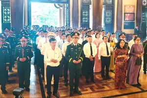 Delegates pay tribute to the great sacrifices of fallen heroes and martyrs at Ben Duoc Memorial Temple. (Photo: SGGP)
