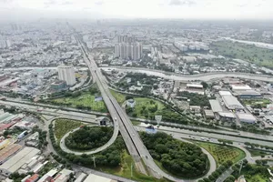 An interchange on the East-West Trunk Road expansion project (extended Vo Van Kiet Street) in Tan Nhut Commune, Ho Chi Minh City (Photo: SGGP)