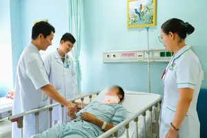 Young doctors at An Binh Hospital examine patients.