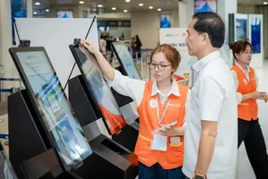 Passengers use biometric technology to complete check-in procedures at Noi Bai International Airport. (Photo: SGGP)
