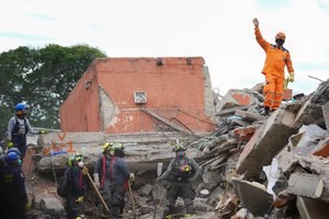 Houses destroyed following the earthquake in Cali, Colombia, on August 12. (Photo: Xinhua/VNA)