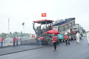 On the morning of August 31, construction crews on Ho Chi Minh City Ring Road 3 stepped up work, deploying additional equipment and personnel throughout the holiday. (Photo: SGGP)