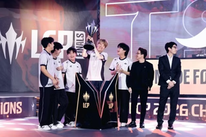 Team Secret Whales lifting the LCP Finals trophy in Taipei, China, on August 30. (Photo: lolesports.com)