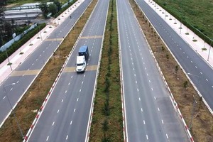 Construction accelerates on 10-lane road linking to Long Thanh Airport. 