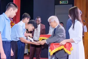 Leaders of the Rencontres du Vietnam present Vallet scholarships to outstanding students. (Photo: SGGP)