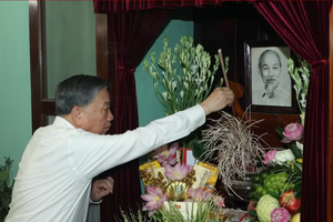 General Secretary of the Communist Party of Vietnam Central Committee and President To Lam offers incense in commemoration of the late leader at House 67 in the Ho Chi Minh Relic Site within the Presidential Palace complex in Hanoi on September 2. (Photo: VNA)