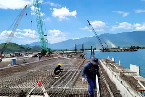 More than 200 engineers and workers, along with numerous vehicles and construction equipment, work through the September 2 National Day holiday at Berth No. 4 of Chan May Port. (Photo: SGGP)