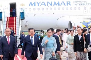 President of the Republic of the Union of Myanmar Min Aung Hlaing and his spouse are welcomed at the Noi Bai International Airport in Hanoi (Photo: VNA)