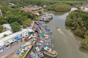 Fishing vessels dock at Loc An Port in Phuoc Hai Commune to unload seafood and refuel before heading offshore (Photo: SGGP)