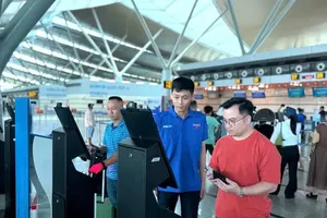 Phu Bai International Airport staff assist passengers with online check-in. (Photo: Airports Corporation of Vietnam - ACV)