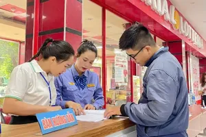 Passengers purchase tickets directly at Saigon Railway Station. (Photo: SGGP)