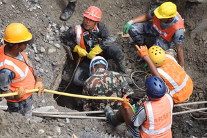 Rescuers strive to save workers trapped inside the Trishul 3A hydropower tunnel following flash floods in Rasuwa district, Nepal, on September 4, 2026. (Photo: XINHUA/VNA)