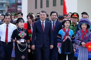 Prime Minister Le Minh Hung join students and teachers of the Muong Khuong Inter-level Primary and Secondary Boarding School, Lao Cai province, in the opening ceremony of the 2026–2027 academic year on September 5. (Photo: SGGP)