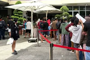 Parents queue up to buy textbooks at the Vietnam Education Publishing House’s headquarters in Ho Chi Minh City on the morning of September 6. (Photo: SGGP)