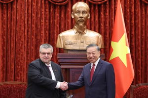 General Secretary of the Communist Party of Vietnam Central Committee and President To Lam and a TASS reporter. (Photo: Vietnamese Ministry of Foreign Affairs)
