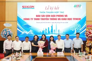 Representatives of Sai Gon Giai Phong Newspaper, Ho Chi Minh City Media and Education Company Limited, and distinguished delegates at the cooperation agreement signing ceremony on September 8.