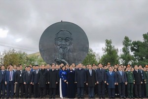 General Secretary of the Communist Party of Vietnam Central Committee and President To Lam and the Vietnamese delegation pose for a group photo in front of the President Ho Chi Minh Monument at Ho Chi Minh Square in Moscow on September 8. (Photo: VNA)General Secretary of the Communist Party of Vietnam Central Committee and President To Lam and the Vietnamese delegation pose for a group photo in front of the President Ho Chi Minh Monument at Ho Chi Minh Square in Moscow on September 8. (Photo: VNA)