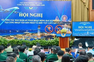 At the conference on ensuring the safety of civil aviation operations at Tan Son Nhat International Airport and surrounding areas (Photo: SGGP)