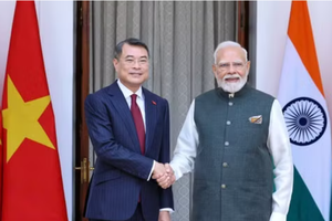 Prime Minister Le Minh Hung (L) shakes hands with his Indian counterpart Narendra Modi before their talks in New Delhi on September 12. (Photo: VNA)
