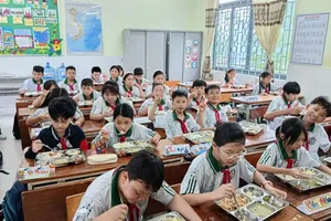 A semi-boarding lunch served to students at Hiep Tan Primary School in Phu Thanh Ward (Photo: SGGP)