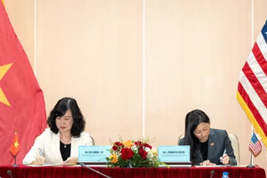 Minister of Health Dao Hong Lan and US Ambassador to Vietnam Jennifer McNamara Wick sign the memorandum of understanding on health cooperation. (Photo: US Embassy in Vietnam)
