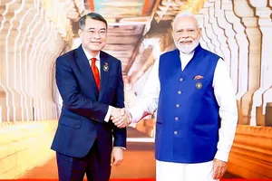Prime Minister Le Minh Hung (L) shakes hands with his Indian counterpart Narendra Modi. (Photo: VNA)