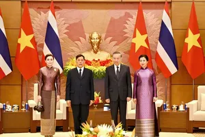 General Secretary of the Communist Party of Vietnam Central Committee and President To Lam (second from right) and his spouse, Ngo Phuong Ly, welcome King of Thailand Maha Vajiralongkorn Phra Vajiraklaochaoyuhua and Queen Suthida Bajrasudhabimalalakshana in Hanoi on the morning of September 15. (Photo: SGGP)