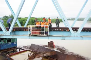 Lieutenant General Ha Tho Binh, Commander of Military Region 4, inspects the site of the My Chanh railway bridge. (Photo: SGGP)