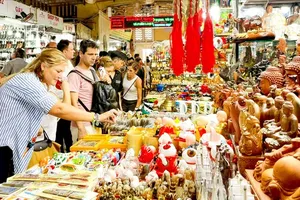 Visitors browse and shop at Ben Thanh Market in Ho Chi Minh City. (Photo: SGGP)