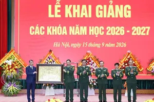 Prime Minister Le Minh Hung presents a gift to the National Defense Academy at the ceremony. (Photo: SGGP)