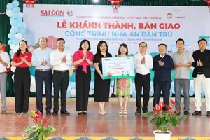 SGGP Newspaper and Toshiko Company inaugurate a new boarding dining hall in Sung Mang Ethnic Minority Semi-Boarding Lower Secondary School (Campus 2), Tuyen Quang Province on September 15. (Photo: SGGP)