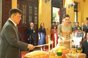 Thai King Maha Vajiralongkorn and Queen Suthida Bajrasudhabimalalakshana light incense at the ceremony (Photo: VBS)