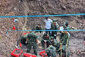 The search and recovery of fallen soldiers’ remains at Le Thi Rieng Park on September 16 (Photo: SGGP)